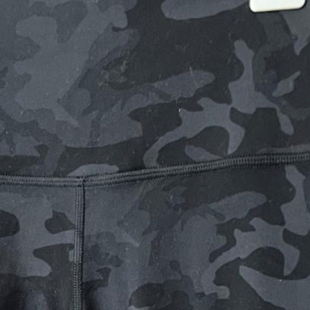 Lululemon Athletica leggings in black and grey camouflage size 6